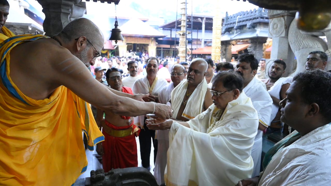 ಕೊಲ್ಲೂರು ಮೂಕಾಂಬಿಕೆ ದೇವಸ್ಥಾನಕ್ಕೆ ಗೃಹಸಚಿವ ಪರಮೇಶ್ವರ್ ಭೇಟಿ