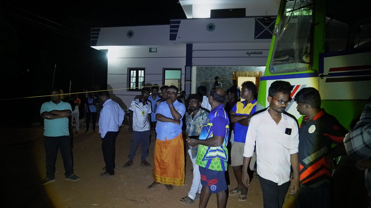 ಹೊಸಮನೆ ಪಕ್ಕ ಬೋರ್‌ವೆಲ್ ಕೊರೆತ: ದಲಿತ ಕುಟುಂಬದ ಮನೆಗೆ ಹಾನಿ  – ಸ್ಥಳೀಯರಿಂದ ಪ್ರತಿಭಟನೆ