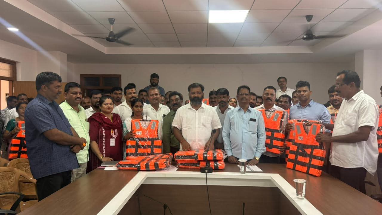 ಬೈಂದೂರು: ಮೀನುಗಾರರಿಗೆ ಲೈಓಫ್ ಜಾಕೆಟ್ ವಿತರಣೆ