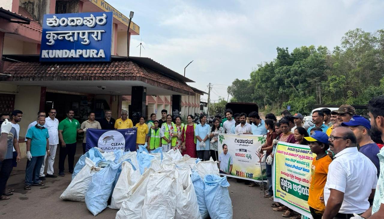 ಕುಂದಾಪುರ ರೈಲ್ವೆ ನಿಲ್ದಾಣದಲ್ಲಿ ಟೀಮ್ ಆನಂದ-ಸೃಷ್ಠಿ ತಂಡದಿಂದ ಸ್ವಚ್ಛತಾ ಅಭಿಯಾನ