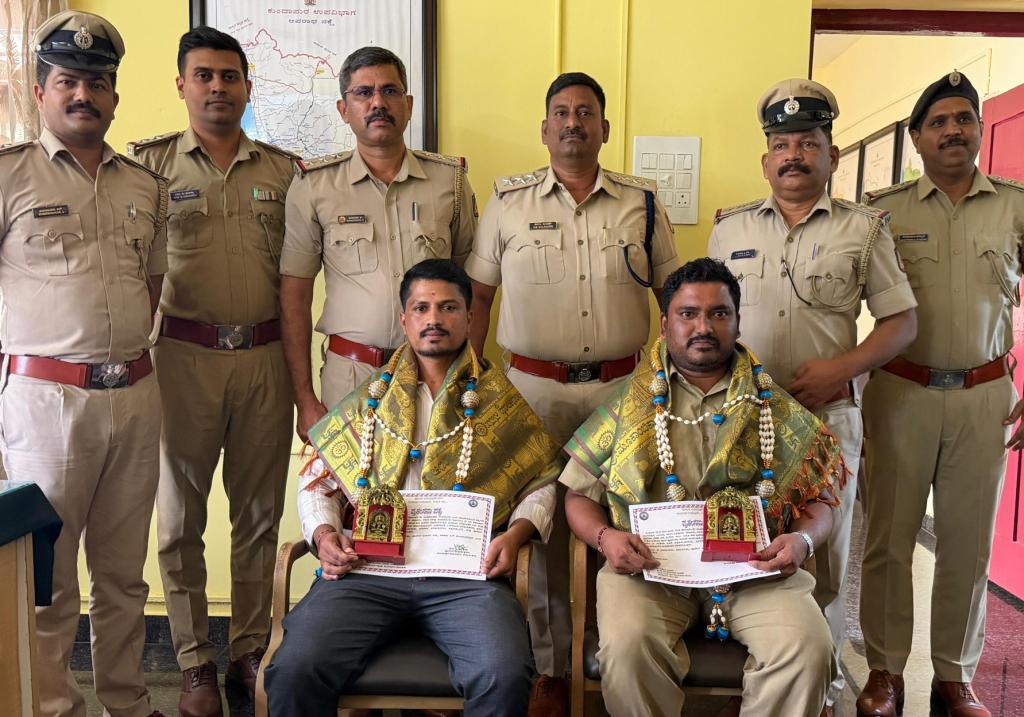 ಕೊಲ್ಲೂರು: ಕಳ್ಳಿಯರ ಬಗ್ಗೆ ಮಾಹಿತಿ ನೀಡಿದ ಬಾತ್ಮೀದಾರರಿಗೆ ಪೊಲೀಸ್ ಸಮ್ಮಾನ