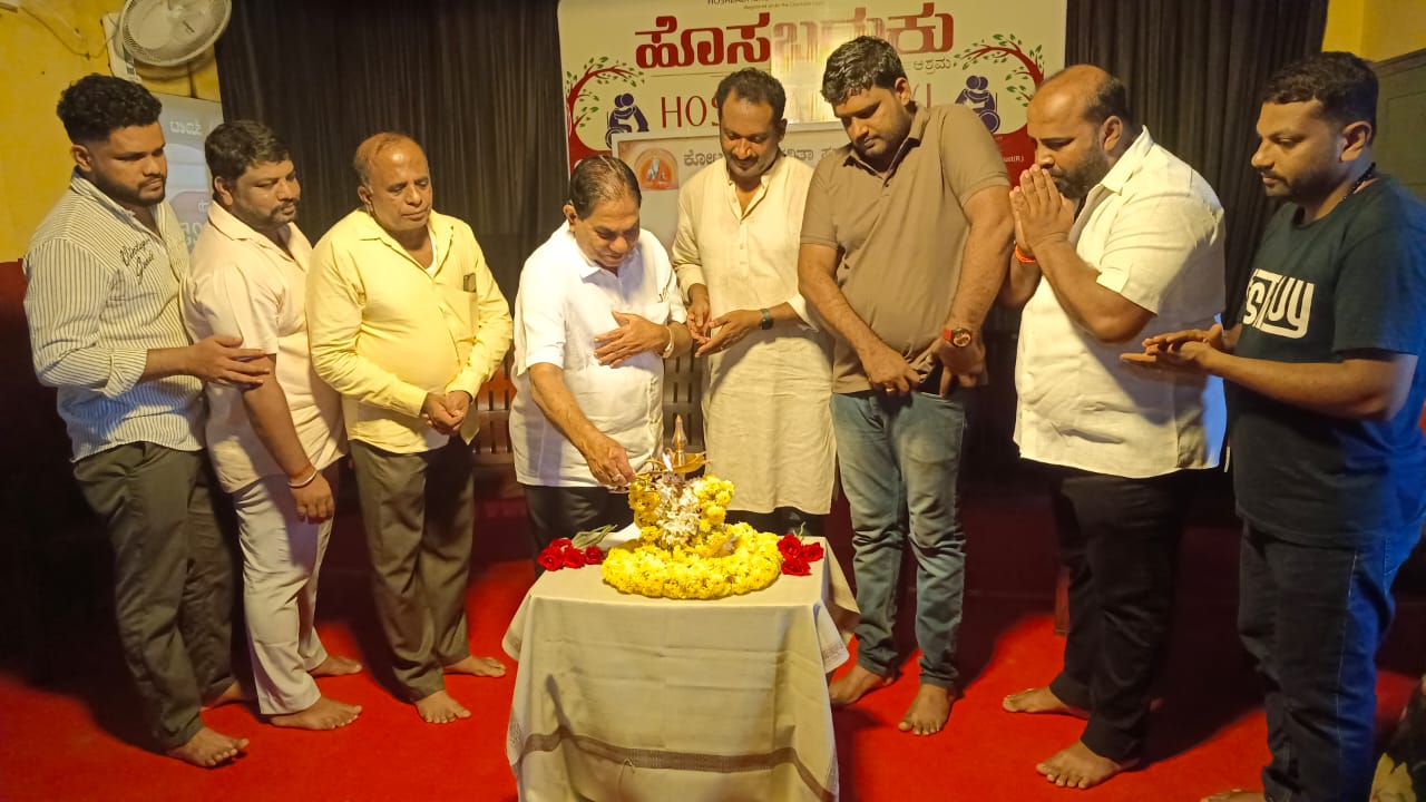 ಕೋಟ: ಸವಿತಾ ಸಮಾಜದಿಂದ ನಿರಾಶ್ರಿತರಿಗೆ ಉಚಿತ ಕ್ಷೌರ ಸೇವೆ – ಹೊಸ ಬದುಕು ಆಶ್ರಮದಲ್ಲಿ ವರ್ಷದ ಸಂಭ್ರಮ