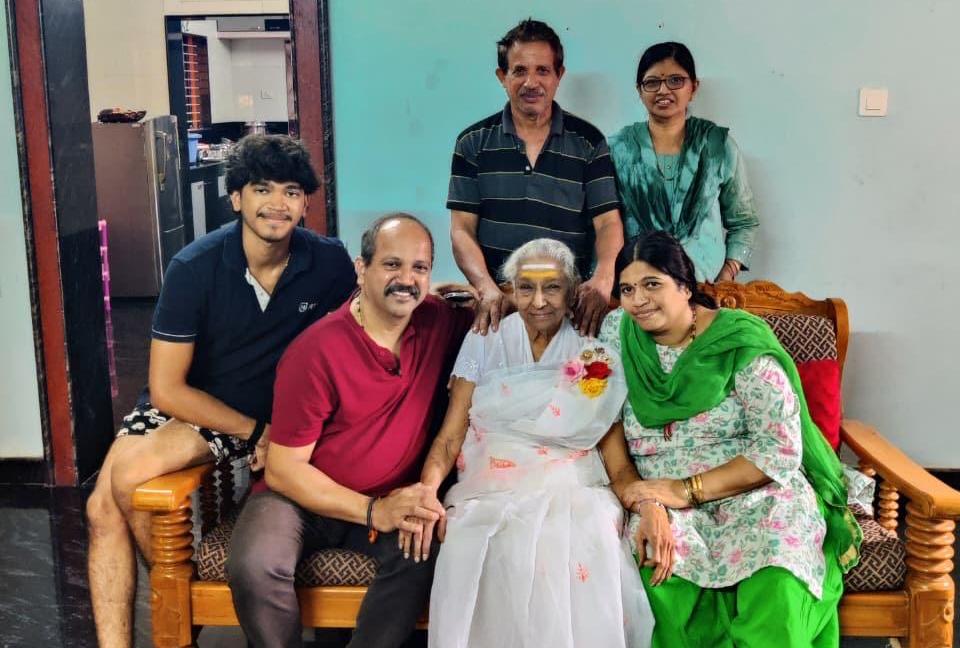 ಎಸ್. ಜಾನಕಿ ಭೇಟಿ ಈಗ ಮಧುರ ನೆನಪು; ಪ್ರಭಾ ಸ್ಟೂಡಿಯೋ ಕುಟುಂಬದ ಭಾವಪೂರ್ಣ ನುಡಿ