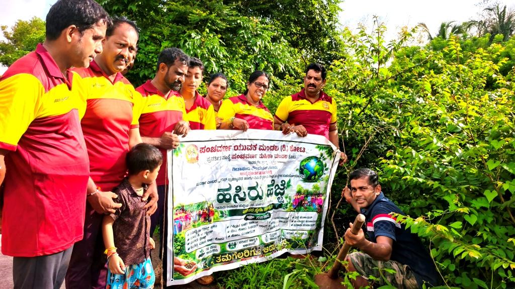 ಕೋಟ: ಪಂಚವರ್ಣದಿಂದ ಕೋಡಿ ಸಂಪರ್ಕಿಸುವ ರಸ್ತೆಯಲ್ಲಿ ಗಿಡ ನೆಡುವ ಕಾರ್ಯಕ್ರಮ