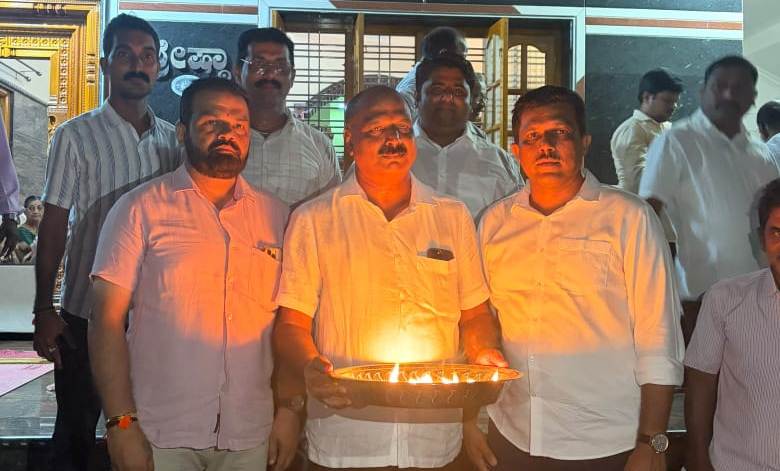 ಪ್ರಧಾನಿ ಮೋದಿ ಜನ್ಮದಿನ: ಕುಂದಾಪುರದಲ್ಲಿ ‘ಸೇವಾ ಸಂಕಲ್ಪ’ ಅಡಿ ಆಶೀರ್ವಾದದ ದೀಪ ಕುಂದಾಪುರ ಶಾಸಕ ಎ ಕಿರಣ್ ಕುಮಾರ್ ಕೊಡ್ಗಿ ಪ್ರಜ್ವಲನೆ